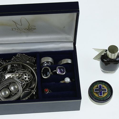 Null Silver jewellery - Silver pendants, rings, enameled nurses broche, etc. -18&hellip;