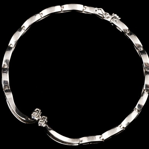 Gold jewellery and objects - 14k white gold link bracelet, the centre cluster se&hellip;