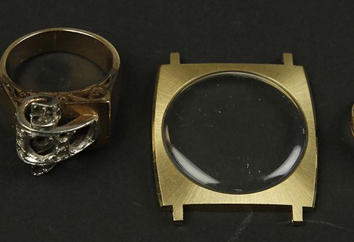 Null Gold jewellery and objects - A collection of 18k gold jewelry: two rings - &hellip;