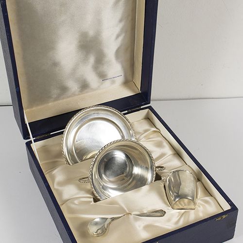 Null Silver objects - Italy - Silver christening set in case comprising: plate, &hellip;