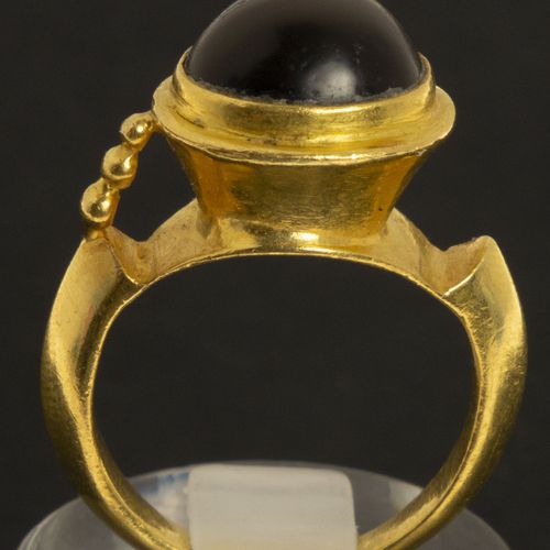 Null 考古和发现 - 一枚22krt金罗马指环，上面镶嵌着带状玛瑙，边框一侧的三颗小金 "珍珠是典型的东地中海地区的工艺"，可能是萨珊人的作品。总重量为10&hellip;