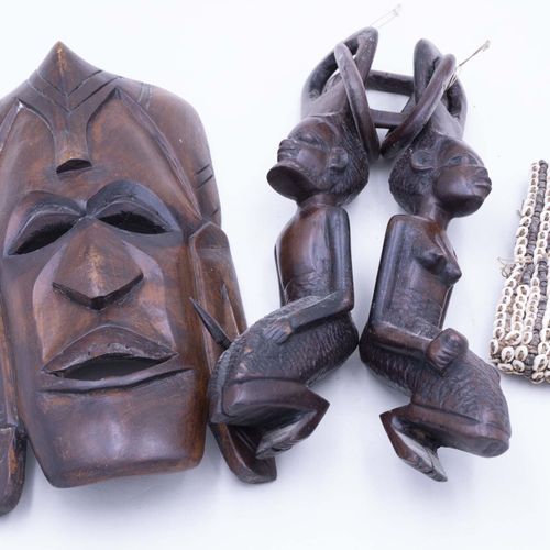 Null Etnografia - Una catena nuziale in legno intagliato di origine africana, fo&hellip;