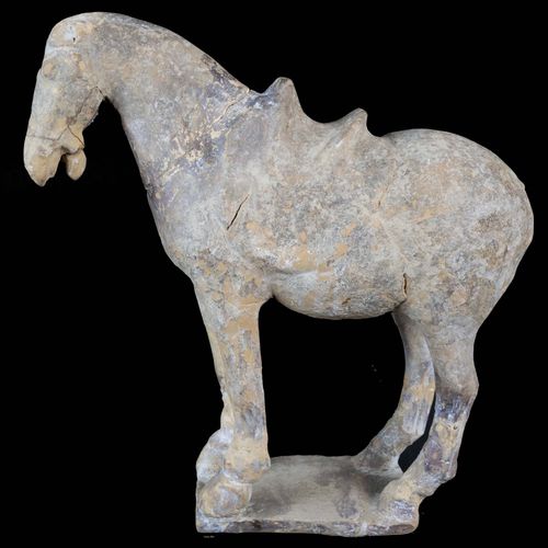 Null Arte e oggetti asiatici - Cinese - Un cavallo cinese in terracotta su un ba&hellip;