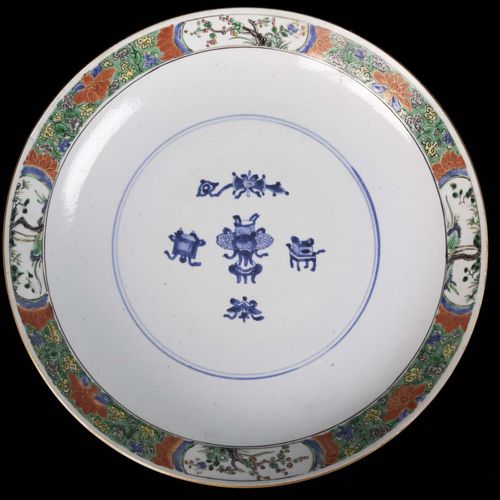 Null Asian art and objects - Chinese - A Chinese porcelain charger decorated wit&hellip;