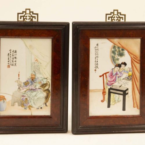 Null 亚洲艺术和物品 - 中国 - 两块中国多色瓷片，其中一块装饰着妇女坐在桌前在卷轴上画竹子的场景，另一个女性人物站在她身边。另一块瓷片上有关帝坐在烛光下&hellip;