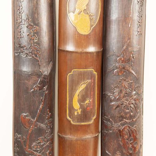 Null 亚洲艺术和物品 - 中国 - 一对描绘鸟儿栖息在树枝上的竹壁雕和一个有三个刻有鸟儿、螃蟹和水果的竹壁雕，都有书法，中国，20世纪 - 75和89厘米-