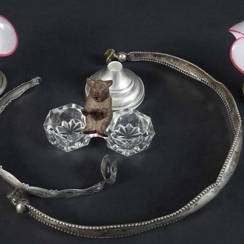 Null 银器 - 荷兰 - 两个银制把手，19世纪，两个银制的玻璃烟灰缸，银制的地下室和F1132玻璃的胡椒和盐架，有一只Swarzwalder雕刻的木熊 -&hellip;