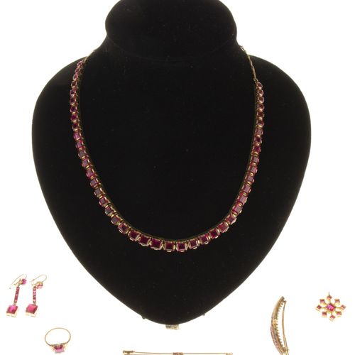 Null 黄金首饰和物品 - 一套14K黄金合成红宝石首饰，包括一条项链，两个戒指，耳坠，一个发夹，胸针和一个吊坠 - 长49厘米，8厘米，4厘米，2.8厘米，&hellip;
