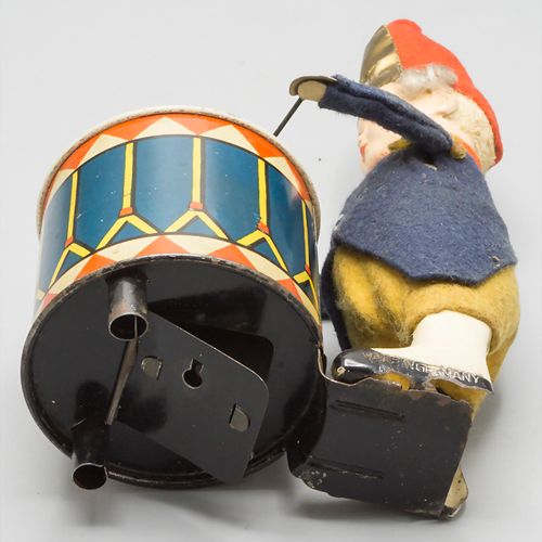Blechspielzeug: Trommler als Spardose / Tin toys 'drummer', Schuco, um 1950 Mate&hellip;