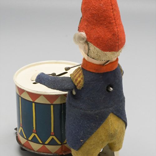 Blechspielzeug: Trommler als Spardose / Tin toys 'drummer', Schuco, um 1950 Maté&hellip;