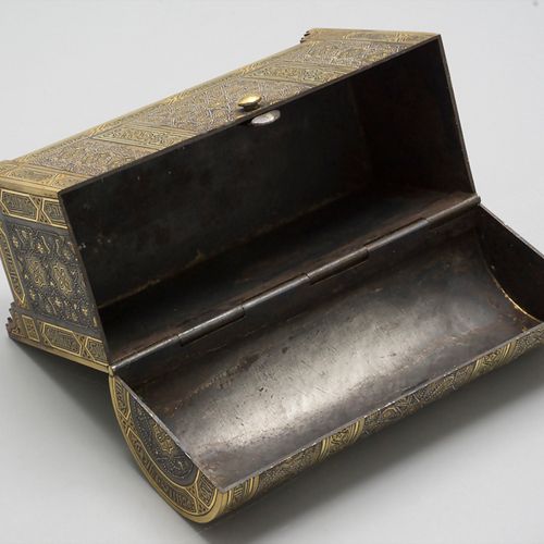 Kleine Truhe (Tabatiere) / A small chest, Orient, 18./19. Jh Material: Eisen, Au&hellip;