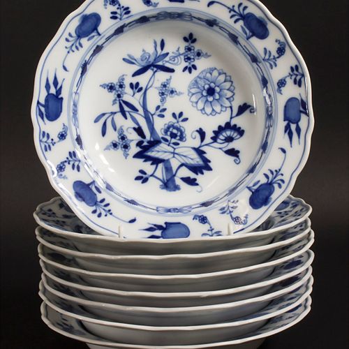 8 Zwiebelmuster Suppenteller / 8 onion pattern soup plates, Meissen, 19. Jh. 材料：&hellip;