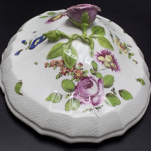 Große Deckelterrine mit Blumenmalerei / A covered tureen with flowers, Wien, 2. &hellip;