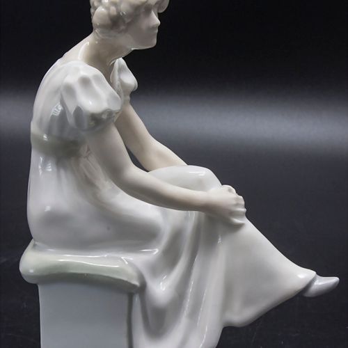 Jugendstil Figur 'Sitzendes Mädchen' / An Art Nouveau figure of a sitting girl, &hellip;