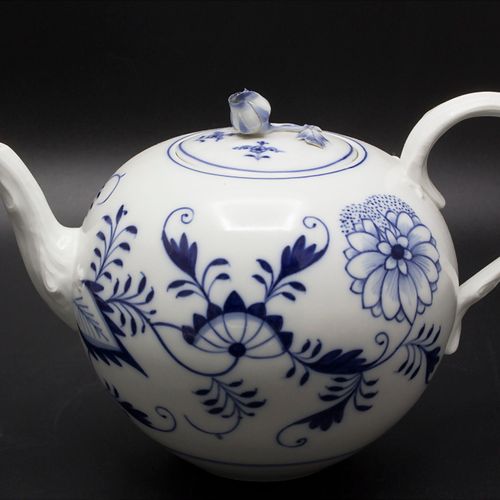 Teekanne / A tea pot, Meissen, 19. Jh. Material: porcelain, white, underglaze bl&hellip;
