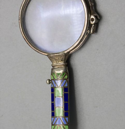 Art Déco Lorgnon / An Art Deco opera glass, 1920er 材料：金属，镀银，多色搪瓷手柄，玻璃，
标记：无标记，
长&hellip;