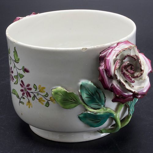 Deckeldose mit Blütenbesatz / A lidded ceramic box with encrusted roses, Frankre&hellip;