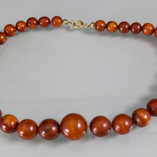 Kette / A decorative necklace, probably amber Material: wohl opaker Bernstein, M&hellip;