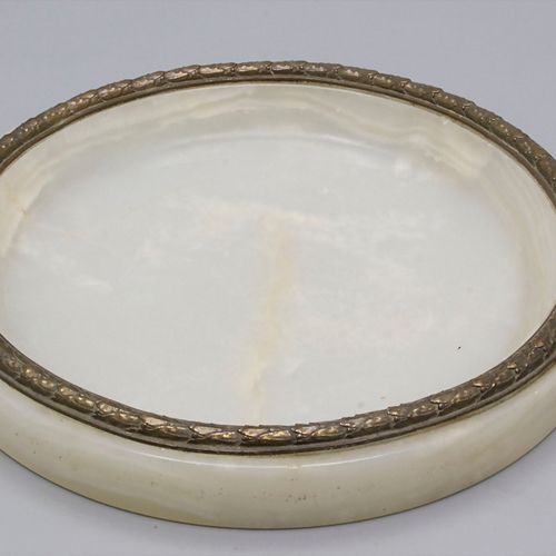Jugendstil Alabasterschale / An Art Nouveau alabaster bowl, um 1900 材料：半透明雪花石，青铜&hellip;