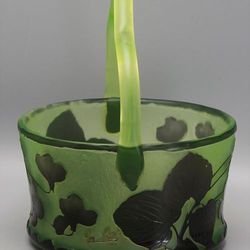 Henkelschale / A handled glass bowl, Lötz Witwe Klostermühle, um 1920 材料：绿色玻璃，紫罗&hellip;