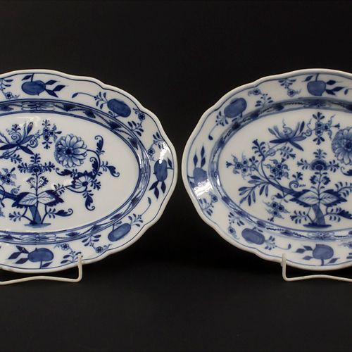 Zwei Zwiebelmuster Servierplatten / Two onion pattern serving plates, Meissen, 1&hellip;