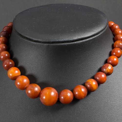 Kette / A decorative necklace, probably amber Materiale: probabilmente ambra opa&hellip;