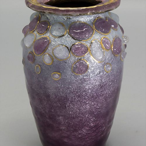 Emailziervase / An enamelled decorative vase, Limoges, um 1920 材料：铜身，银箔上的紫罗兰色珐琅，&hellip;