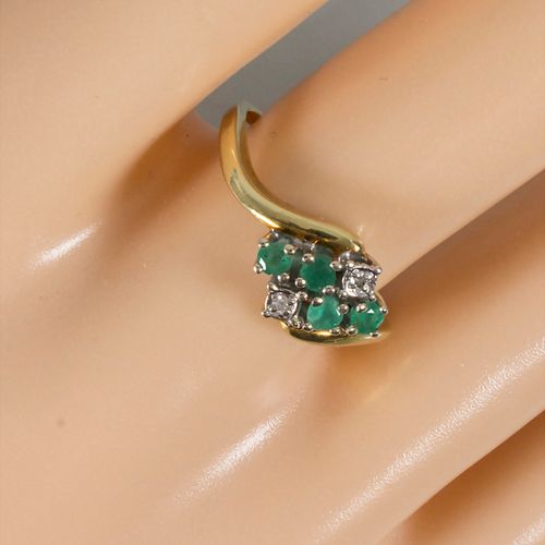 Damenring mit Diamanten und Smaragden / A 14 ct gold ring with diamonds and emer&hellip;