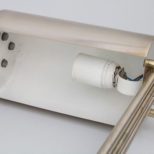 Bauhaus-Design Tischlampe / A desk lamp, Entwurf, um 1925 材料：黄铜镀镍，灯罩内侧白色漆面，
标志：刻&hellip;