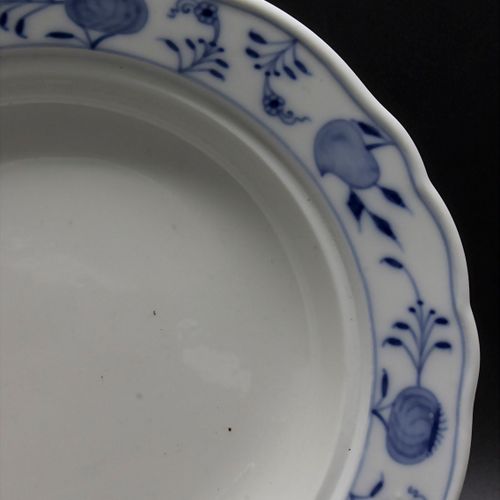 Schale / Teller Zwiebelmuster / A plate / bowl with Onion Pattern, Meissen, 2. H&hellip;