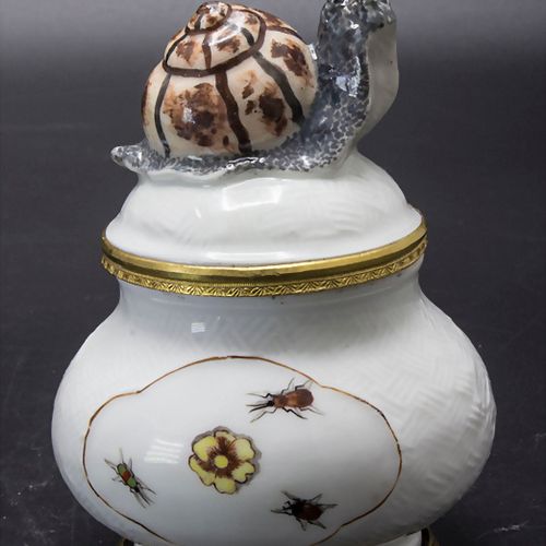 Seltene Deckeldose mit Weinbergschnecke / A rare covered box with a snail as han&hellip;