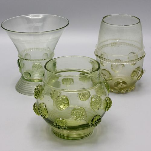 Konvolut aus 3 Gläsern / A set of 3 glasses, wohl Böhmen, 20. Jh. Consta de: dos&hellip;