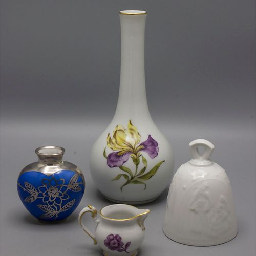 Vasen, Kännchen und Glocke / Vases, a jug and a bell Material: Porzellan, teilwe&hellip;
