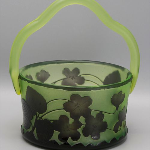 Henkelschale / A handled glass bowl, Lötz Witwe Klostermühle, um 1920 Materiale:&hellip;