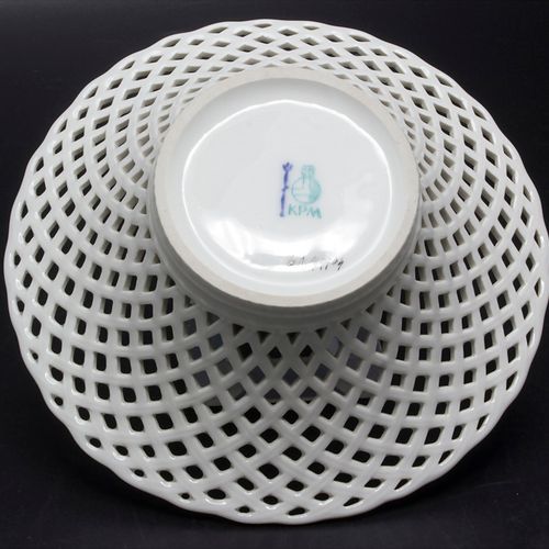 Zwei Korbschalen / Two basket bowls, KPM, Berlin, 20. Jh. Materiale: porcellana,&hellip;