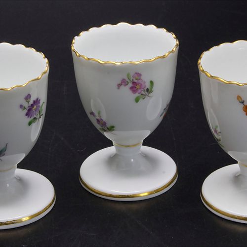 3 Eierbecher mit Streublumen / 3 egg cups with scattered flowers, Meissen, 2. Hä&hellip;