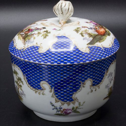 Deckeldose / A lidded box, Meissen, 19. Jh. 材料: 瓷器，多色彩绘和上釉,
标识: 釉下蓝钮剑，第二选择,
装饰: &hellip;