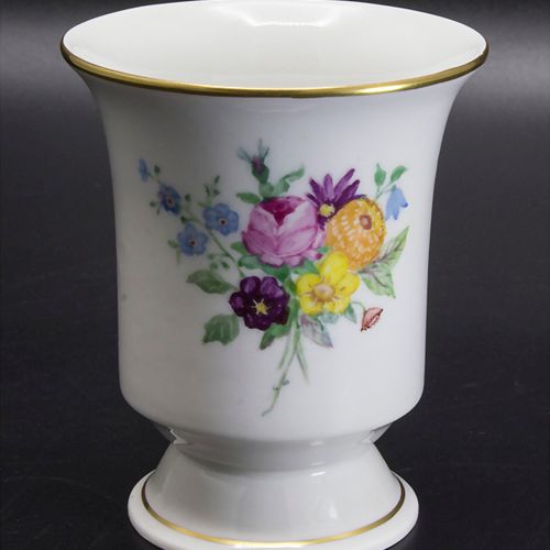 Kleine Vase / A small vase, KPM, Berlin, 1. Hälfte 20. Jh. Material: porcelana, &hellip;