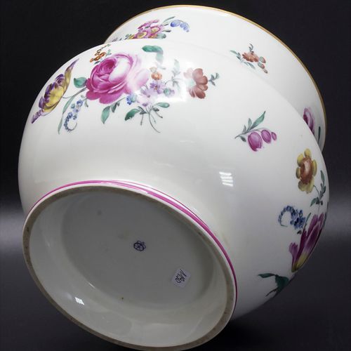 Großes Gefäß / A large cachepot, deutsch, wohl 19. Jh. Material: porcelana, pint&hellip;