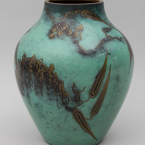 Ikora Metall Vase / An 'Ikora' brass vase, WMF, um 1935 Material: latón, decorac&hellip;