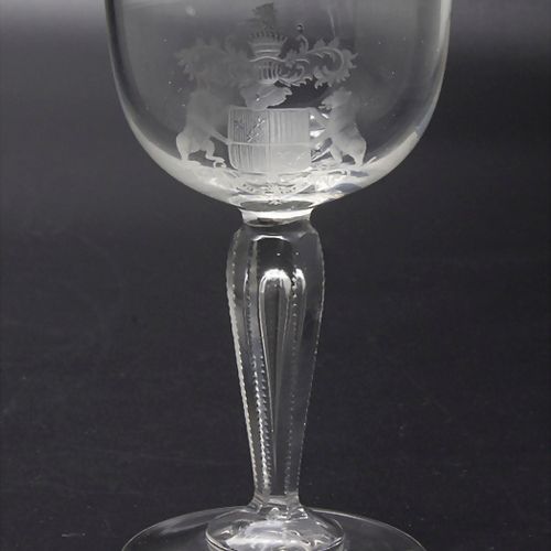 Likörglas / A liqueur glass, Böhmen, um 1880/90 材料：无色玻璃，正面刻有最好的盾形纹章，刻面柄有气泡包容，
标记&hellip;