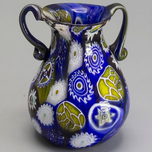 Henkelväschen 'Murrine' / A handled glass vase, Murano, wohl Fratelli Toso, um 1&hellip;