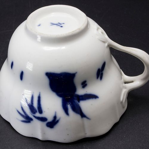 Tasse mit Blaumalerei / A cup with decoration in blue, Meissen, wohl 18. Jh. Mat&hellip;