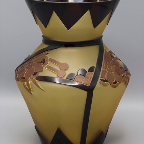Art Déco Überfang Glasvase / An Art Deco glass vase, Hadez, Frankreich, um 1920 &hellip;