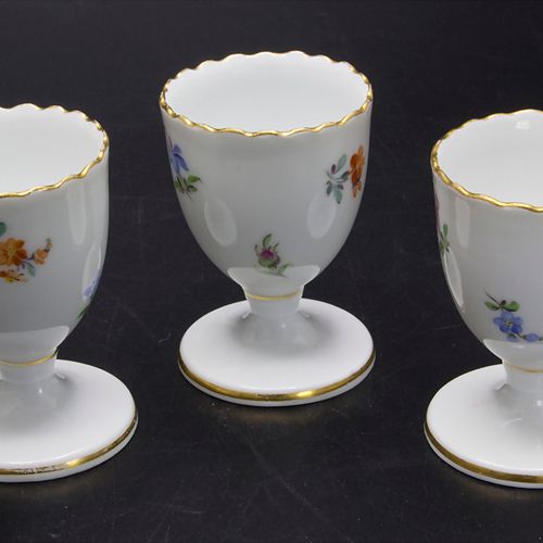 3 Eierbecher mit Streublumen / 3 egg cups with scattered flowers, Meissen, 2. Hä&hellip;