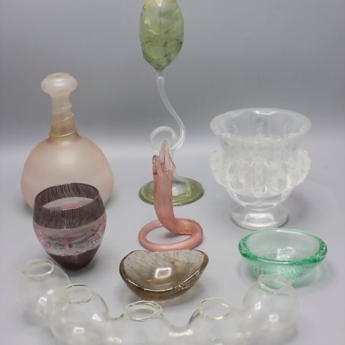 Konvolut aus 8 Teilen Glaskunst / A set of 8 art glass pieces, 20. Jh. Bestehend&hellip;