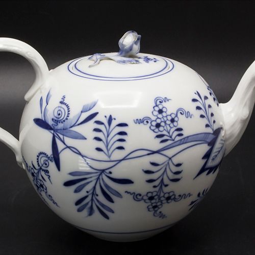 Teekanne / A tea pot, Meissen, 19. Jh. Material: Porzellan, weiß, unterglasurbla&hellip;