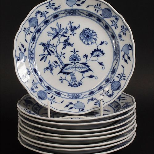9 Zwiebelmuster Kuchenteller / 9 onion pattern cake plates, Meissen, 19. Jh. Mat&hellip;