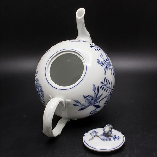 Teekanne / A tea pot, Meissen, 19. Jh. 材料：瓷器，白色，釉下蓝彩，上釉，
标识：釉下蓝钮剑，第一选择，
装饰：球状壶，带&hellip;
