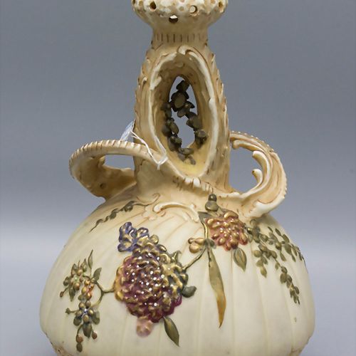 Jugendstil Vase / An Art Nouveau creamic vase, Ernst Wahliss, Wien Teblitz, um 1&hellip;